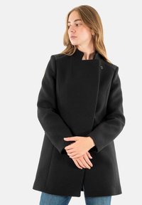 Короткое пальто