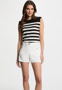 Пуловер без рукавов