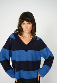 Пуловер в полоску