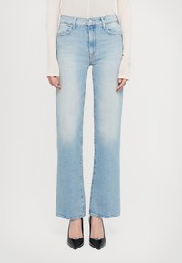 Прямые джинсы