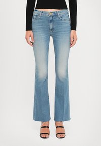 Клешеные джинсы