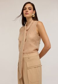 Блузка без рукавов