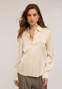 Атласная блузка