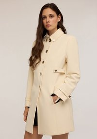 Короткое пальто