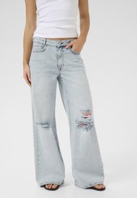 Клешеные джинсы