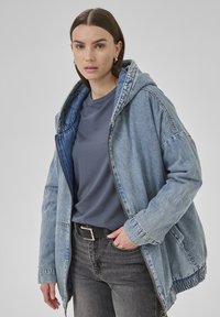 Джинсовая куртка