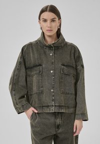 Куртка с накладнымит карманами