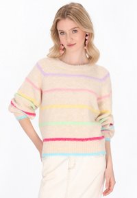 Пуловер в полоску