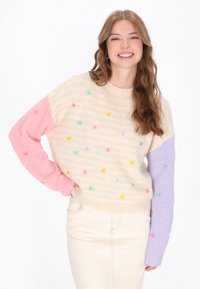 Пуловер в полоску