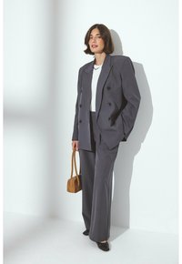 Короткое пальто