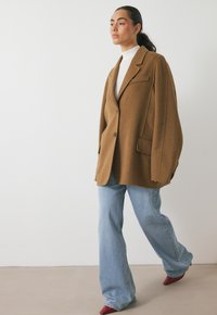 Короткое пальто