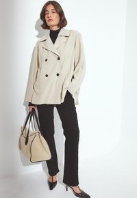 Короткое пальто