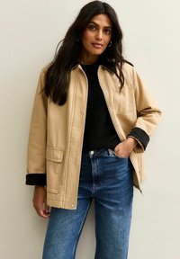 Куртка с накладнымит карманами