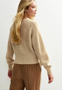 Вязаная кофта