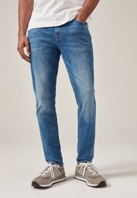 Узкие джинсы