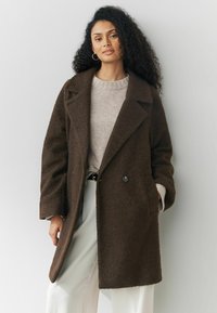 Короткое пальто