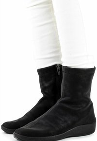 Сапожки на танкетке Сапожки на танкетке