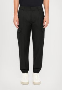 Брюки с накладными карманами Брюки с накладными карманами