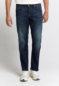 Прямые джинсы