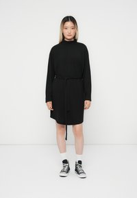 Вязаное платье