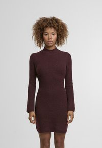 Платье футляр