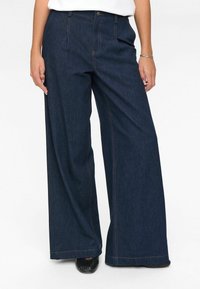 Свободные джинсы