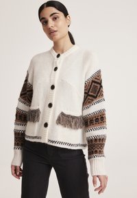 Жаккардовая вязаная кофта Жаккардовая вязаная кофта