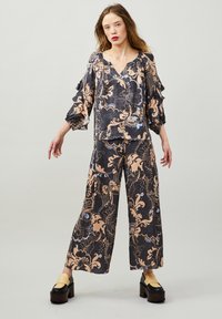 Широкие брюки Широкие брюки