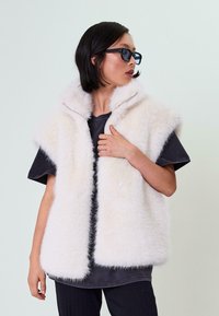 Пуховой жилет