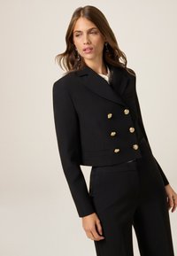 Короткий блейзер