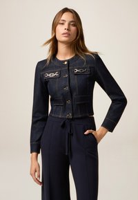 Короткий блейзер