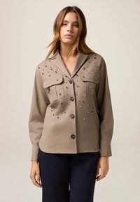 Куртка с накладнымит карманами