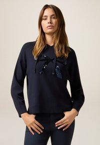 Пуловер с капюшоном