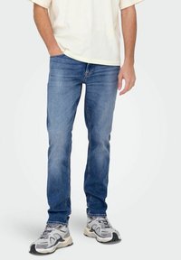 Прямые джинсы