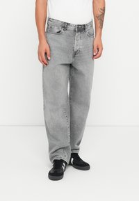 Свободные джинсы