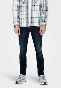 Узкие джинсы