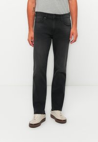 Узкие джинсы