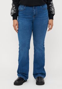 Клешеные джинсы