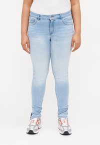 Узкие джинсы