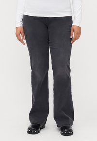 Клешеные джинсы