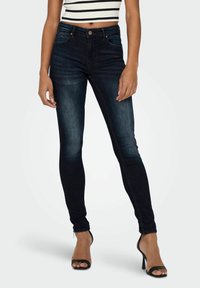 Узкие джинсы