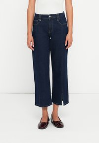 Короткие джинсы