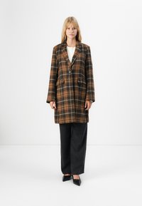 Шерстяное пальто