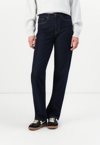 Прямые джинсы