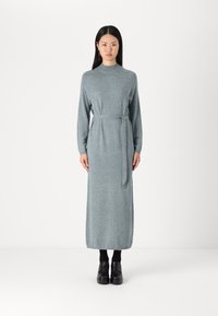 Вязаное платье