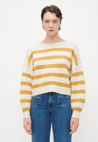 Пуловер в полоску