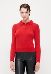 Пуловер с воротником поло