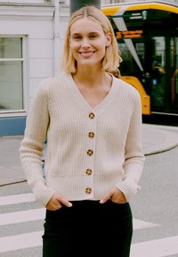 Вязаная кофта