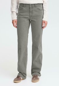 Прямые джинсы