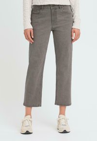 Короткие джинсы